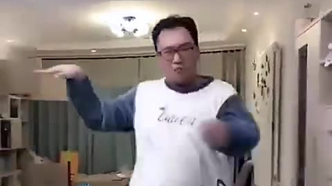 妻子拍下了他做家务的日常 ,就没有这个男人不会跳的舞